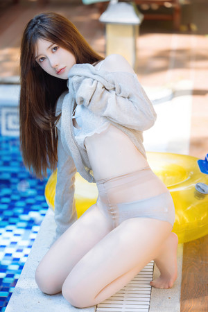 日韩高清无码跪在泳池边的性感美女写真图片