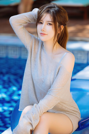 日韩无码坐在泳池边上的纯欲风性感美女写真图片