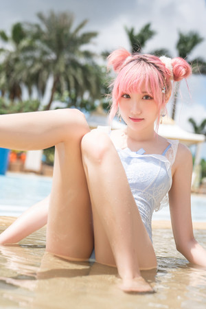 日韩高清无码泳装美女坐在水里抬腿图片