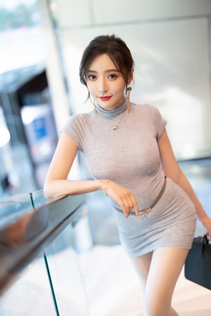 日韩无码街拍包臀超短裙大胸性感美女图片