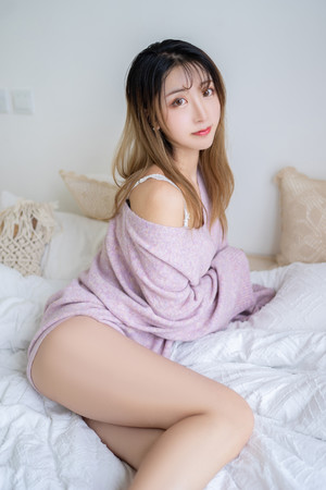 日韩三级紫色毛衣性感美女床上私房照写真图片