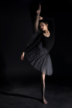 国产亚洲日产丝袜美女舞蹈动作性感写真图片