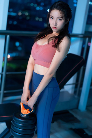 日韩无码健身房大胸美女运动图片