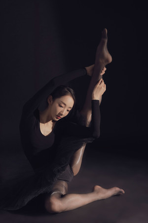 亚洲精品久久安然性感美女舞蹈动作图片