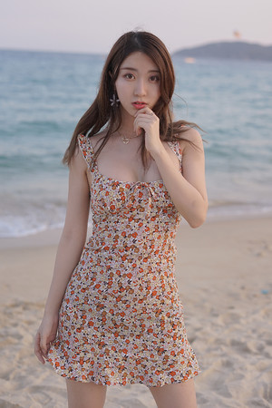 日韩高清无码沙滩上的大胸泳装性感美女图片