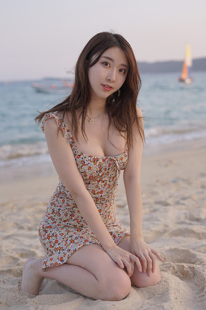 日韩无码跪坐在沙滩上的大胸泳装美女性感写真图片