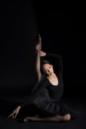 日韩无码黑丝美女舞蹈动作性感写真图片