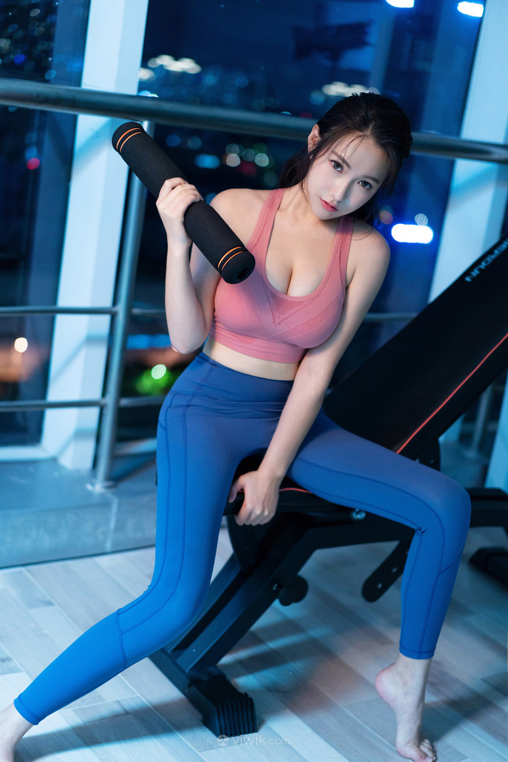 亚洲激情在锻炼的大胸性感美女图片