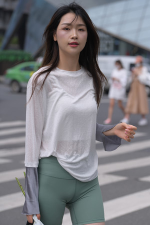 亚洲在线街拍紧身裤美女图片