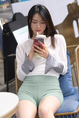 国产手机精品一区街拍喝奶茶的美女图片