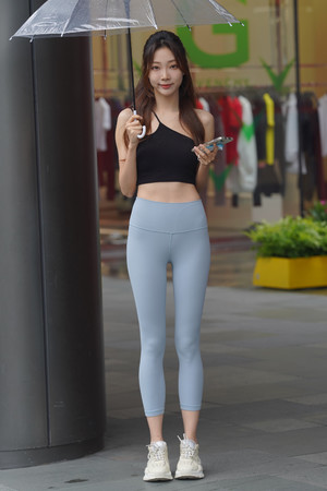 国产精品素颜系列街拍瑜伽服紧身裤美女图片