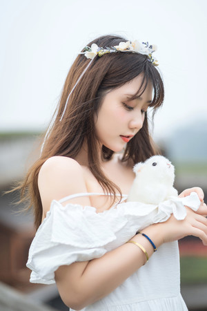 亚洲在线胸口藏着兔子的青春美少女图片