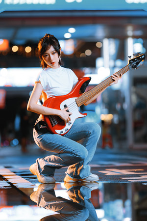 亚洲无码一区二区街拍弹吉他的美女图片