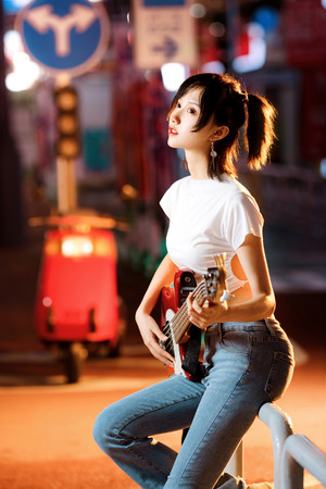 国产精品街拍坐在栏杆上弹吉他的美女图片