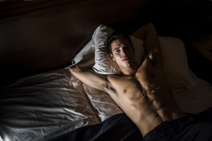 肌肉美男在床上睡覺圖片