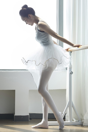 国产精品芭蕾舞舞蹈生基本功图片