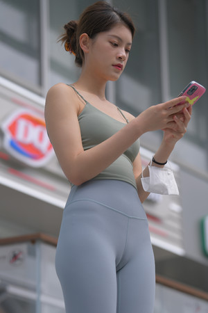 亚洲无码一区二区街拍玩手机的紧身裤美女图片