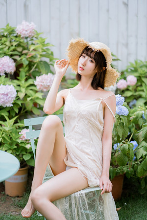 日韩无码花园草帽美女性感写真图片