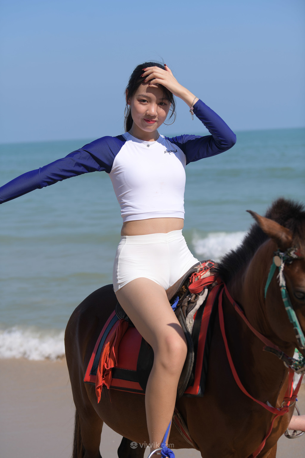 亚洲无码一区二区沙滩骑马的泳装美女写真图片