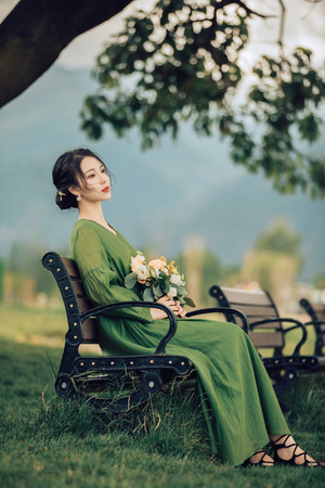 亚洲精品久久安然休闲椅上手捧鲜花的气质美女图片