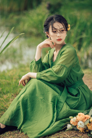 绿色长裙气质美女私房照写真图片