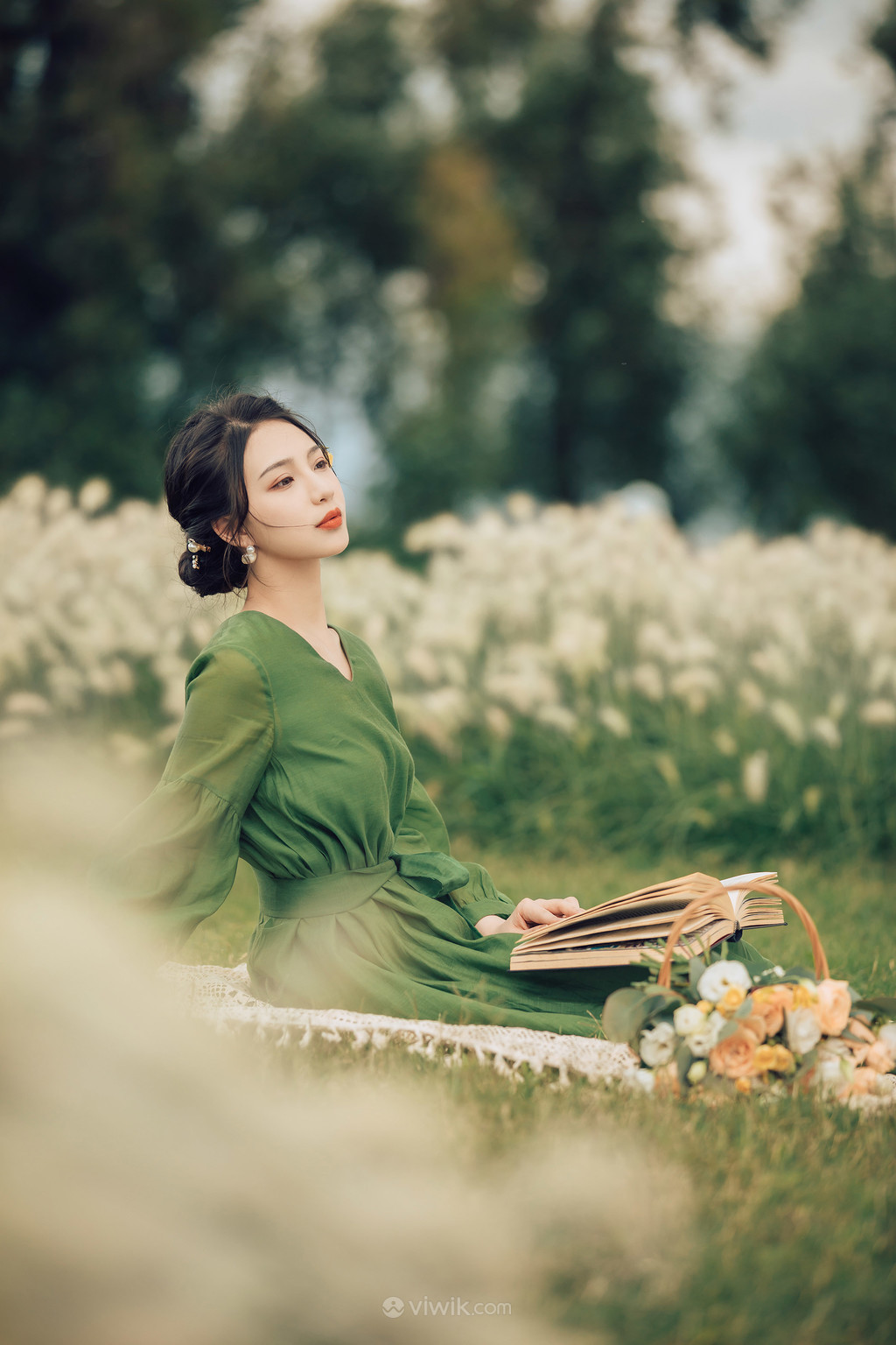 亚洲精品久久国产高清草地上的气质美女写真图片