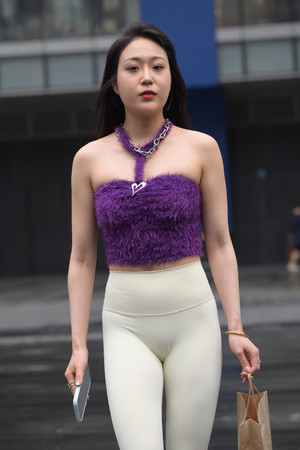 街拍夏日街头时尚穿搭瑜伽裤美女性感写真图片