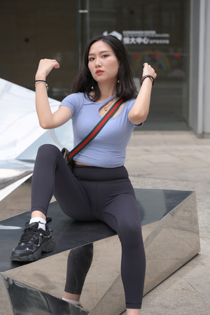 亚洲无码一区二区街拍紧身裤美女写真图片