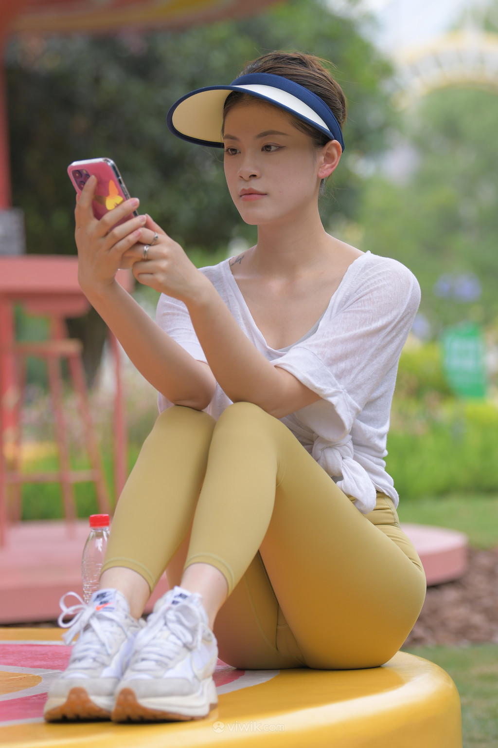 亚洲精品久久安然街拍玩手机的瑜伽服美女图片