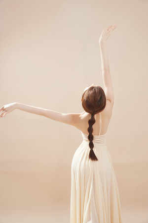 国产精品素颜系列气质美女舞蹈动作背影图片