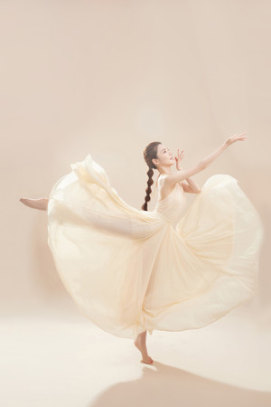 亚洲国产精品SUV麻花辫美女舞蹈动作写真图片