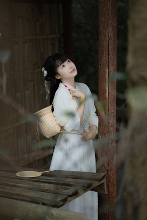 古装艺术照私房照写真背着竹篓的古装美女图片