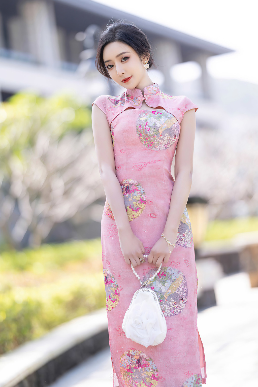 亚洲无码一区二区粉色旗袍美女写真图片