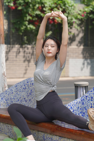 亚洲在线街拍拉伸动作瑜伽裤美女图片