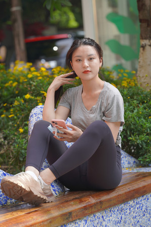 亚洲精品久久国产高清街拍清纯瑜伽裤美女图片