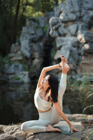 亚洲精品久久国产高清美女瑜伽图片