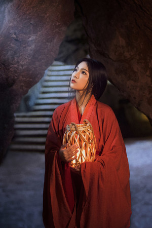 女大学生艺术照山洞里抱着灯笼的红衣古装美女图片