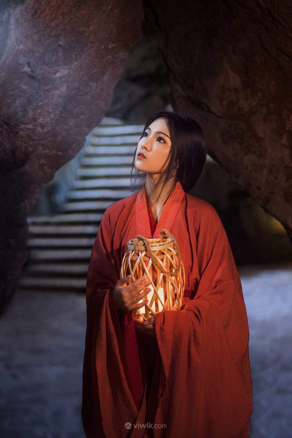 女大学生艺术照山洞里抱着灯笼的红衣古装美女图片