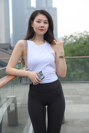 亚洲在线街拍白色背心黑色紧身裤美女图片