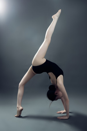 亚洲激情下腰抬腿气质美女舞蹈动作图片
