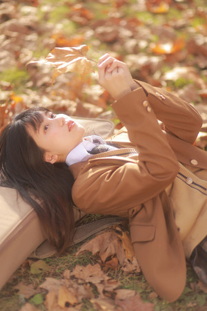 日韩无码躺在枫叶上的制服清纯美女图片