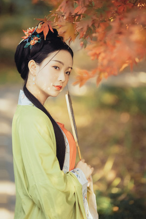 秋季汉服艺术照写真枫树下的古装美女图片