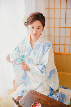 日本最美女优手拿面具和服美女私房照写真图片
