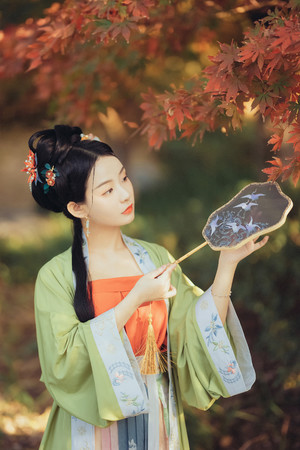 枫树下的古装美女汉服艺术照写真图片