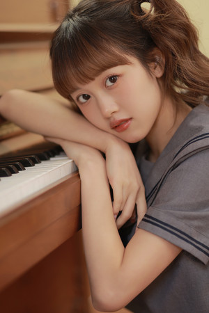 可爱女生头像趴在钢琴上的清纯美女图片
