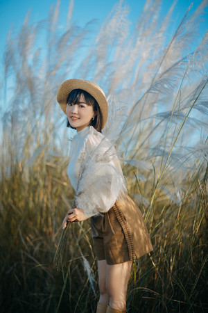 国产精品素颜系列芦苇丛草帽气质美女图片