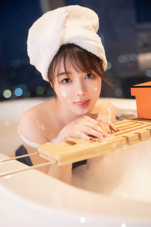 国产亚洲日产浴缸里的性感美女图片