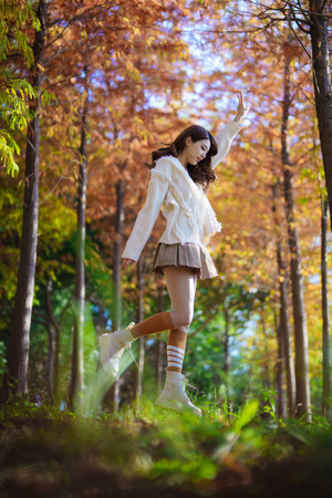 国产精品树林里的短裙清纯美女摄影图片
