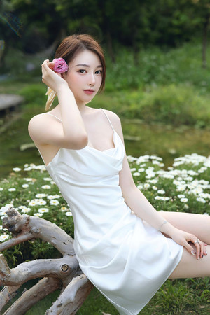 亚洲国产精品SUV吊带连衣裙美女性感写真图片