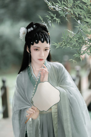 手拿扇子古装美女中国风艺术照摄影写真图片